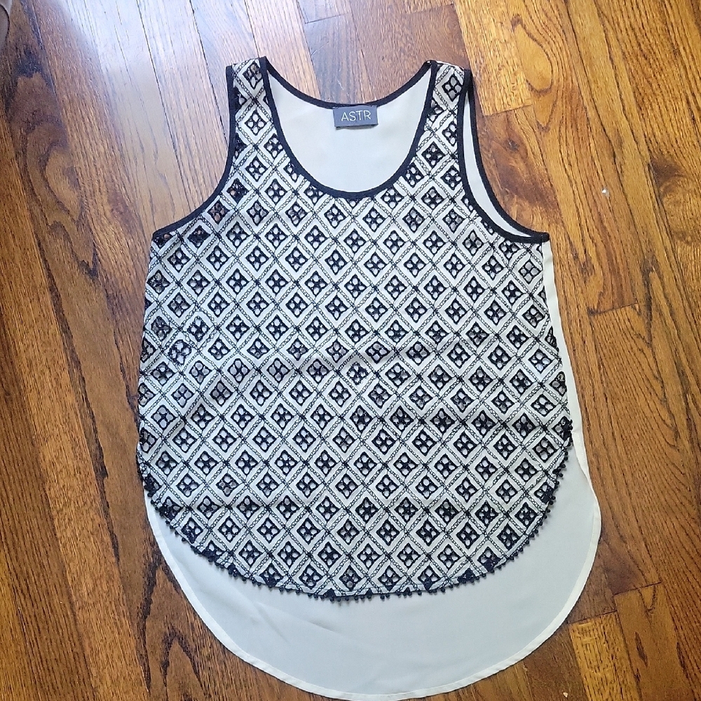 ASTR Women's Black and White Patterned Top